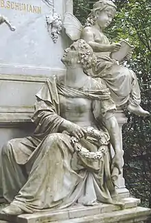 Clara zu Füßen ihres Mannes – Ausschnitt aus dem Schumann-Denkmal
