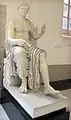 Statue eines Kaisers, im 18. Jahrhundert als Claudius restauriert (zentrale Exedra)