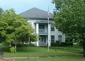 Clay County Courthouse in Fort Gaines (2008). Das dem typischen Herrenhaus einer Plantage ähnelnde Courthouse wurde um das Jahr 1871 erbaut und im September 1980 in das NRHP eingetragen.