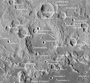 Debes (oben links) und Umgebung (LROC-WAC)