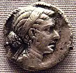 Links: Octodrachme von Arsinoe II. mit Melonenfrisur; um 270 v. Chr.; Cleveland Museum of Art;rechts: Tetradrachme der Kleopatra mit Melonenfrisur, Haarband und Haarsträhnen bei den Ohren; aus Askalon