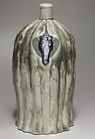 Porzellanflasche in vegetabiler Form mit Figurenschmuck