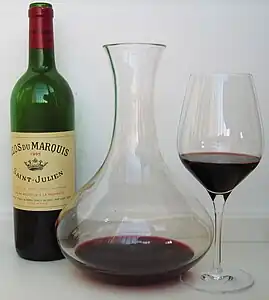 Karaffe für Rotwein als Dekanter mit Flasche und Weinglas