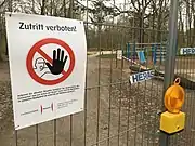 Abgesperrter Spielplatz in der Eilenriede in Hannover, März 2020