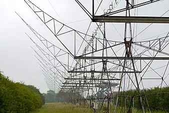 Detail der Reste des  4C Array, mit den Antennen des One-Mile Telescope im Hintergrund
