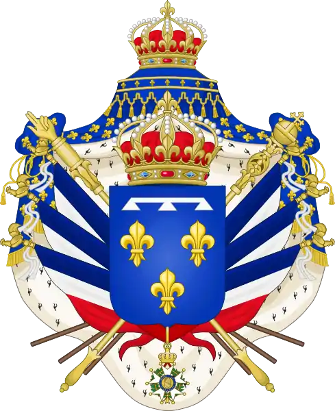 Das persönliche Wappen von König Louis-Philippe I. aus dem Haus Orléans enthält vielerlei Symbolik, die auf seine „Stellung zwischen den Zeiten“ hinweist: Der Turnierkragen über den Lilien kennzeichnet den König als Angehörigen einer jüngeren Linie der Bourbonen, dem die dynastische „Seniorität“ fehlt. Dem Wappenmantel mit den Lilien der Kapetinger sind der Orden der napoleonischen Ehrenlegion sowie die Trikoloren der Französischen Revolution aufgelegt, letztere bestückt mit dem stolzen Hahn, der zwischen 1789 und 1804 französisches Wappentier war, das die errungenen Freiheiten symbolisierte. Die gekreuzten Zepter mit der Schwurhand als Zeichen der Gerechtigkeit und dem Reichsapfel sind dem napoleonischen Kaiserwappen nachempfunden.