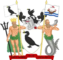 Wappen von Liverpool. Ein schwarzer „Liverbird“ (Kormoran) mit dem Zweig Purpurtang im Schnabel auf weißem Grund. Das Wappen wird gehalten von einem Poseidon mit dem Dreizack und einem Meermann mit Fischschwanz und Muschelhorn. Die Figuren halten zusätzlich zwei Fahnenstangen; auf den Fahnen ist erneut der Liverbird, bzw. ein Handels-Segelschiff zu sehen. Auf der Helmzier ist zusätzlich ein Liverbird dargestellt.