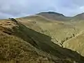 Blick vom Meall a’ Charra zum Gipfel, rechts das Coire Tholl Bhruach