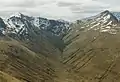 Blick vom Ciste Dubh in das Coire nan Eùn, links der Aonach Meadhoin, rechts der Sgùrr a’ Bhealaich Dheirg