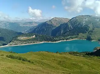 Der Col de Méraillet hinter dem Stausee