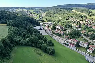 Der Gebirgspass aus der Luft gesehen