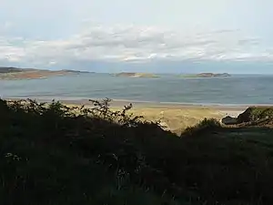 Tongue Bay von Südosten gesehen. In der Bildmitte: Die Rabbit Islands