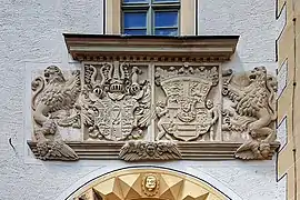 Allianzwappen am 2. Torhaus, links das kursächsische Wappen für August I. Kurfürst von Sachsen, rechts das Wappen für Anna von Dänemark