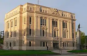 Das Colfax County Courthouse in Schuyler, gelistet im NRHP Nr. 81000369
