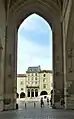 Blick durch den Stelzenturm auf die Place Notre-Dame