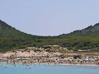Coll de Marina, Blick von Nordwesten aus Cala Mesquida, im Vordergrund der Strand von Cala Mesquida