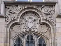 Tympanon des Eingangsmit dem Wappen des ErbauersBischof Hermann Jakob Dingelstad