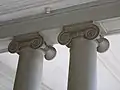 Kapitell mit geraden Voluten