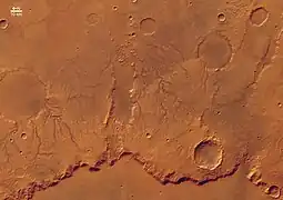 Der östliche Rand von Huygens mit dendritischen Kanälen, die vom Rand wegführen.