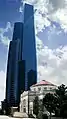 Columbia Center mit der First United Methodist Church im Vordergrund