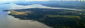 Luftbild der Halbinsel mit der Stadt Comox