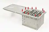 Ein Anwendungsfall aus dem Bereich Computer, Elektrotechnik und Leuchtenindustrie zeigt die Rückwand eines Computergehäuses mit verbundenen Laufwerksträgern.