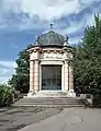 Italienische Gedächtniskapelle (Votivkirche) „Regina Pacis“ ⊙48.2775411.44398, eingeweiht 1963.