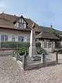 Kriegerdenkmal mit gallischem Hahn