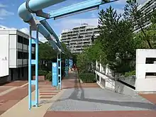 Connollystraße oberirdisch mit blauer "Media Line" für Fußgänger und Radfahrer