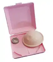 Ein Diaphragma in einem Plastikbehältnis