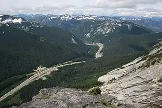 Südliche Zufahrt zum Coquihalla Summit vom Yak Peak aus gesehen