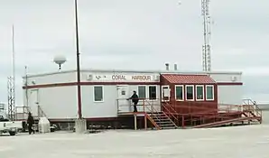 Coral Harbour, Flug-Abfertigungsgebäude