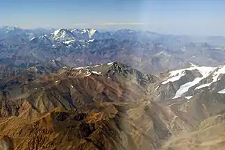 Cerro Ramada in der Bildmitte, neben dem Tal des Arroyo de la Ramada. Rechts davon Cerro Alma Negra und Cerro Mesa. Unten weitere Fünftausender mit dem Cerro Wanda. Die Caldera liegt aus dieser Perspektive gesehen hinter dem Cerro Ramada verborgen.