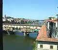 Der Verlauf des Corridoio entlang des Lungarno und über den Ponte Vecchio von den Uffizien aus betrachtet
