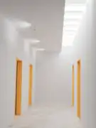 Es kann für Licht­instal­la­tionen verwendet werden, die Einfall von Tages­licht durch Ober­lichter simulieren.