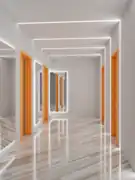 Insbesondere in schmalen Fluren kann es sinnvoll sein, Spiegel in das Lichtdesign einzubinden.