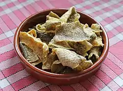 Cortezas de bacalao (frittierte Kabeljauhaut)