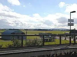 Blick vom Bahnhof auf den Royal-Airforce-Stützpunkt