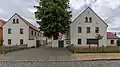 Wohnstallhaus, Seitengebäude und Scheune eines Dreiseithofes, sowie Torpfeiler, Hofpflasterung und Einfriedungsmauer
