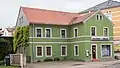 Wohnhaus in offener Bebauung mit Hinterhaus