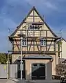 Keller mit Zugang einschließlich Vorbau und markante Holzbalkendecke im Erdgeschoss des Wohnhauses eines Bauernhofes (Kellerhaus)
