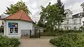 Wohnhaus in offener Bebauung und in Ecklage, dazu Kiosk an einer Grundstücksecke (ehemalige Weinhandlung und Café Emil Weidensdorfer)