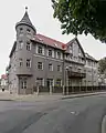 Mietshaus (mit Café) in Ecklage und offener Bebauung
