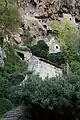 Häuser am Felsen mit Höhlen in Cotignac
