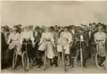 Marton bei einem Radrennen in Cabourg (ganz links) – der Mann, der den Lenker ihres Rades hält, ist mutmaßlich ihr Ehemann Émile Christinet