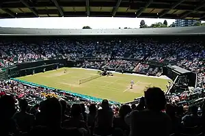 Der No. 1 Court im Jahr 2010 beim Achtelfinalspiel Lleyton Hewitt gegen Novak Đoković