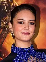 Courtney Eaton und Thomas Mann spielen Riley und Ethan