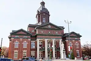 Coweta County Courthouse (2019). Das Courthouse entstand im Jahr 1904 im Stile des Neoklassizismus und wurde 1975 renoviert. Im September 1980 wurde es in das NRHP eingetragen.