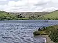 Der Speichersee Cowm Reservoir oberhalb des Ortes