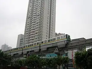 Monorail der Linie 2 auf aufgeständerter Trasse